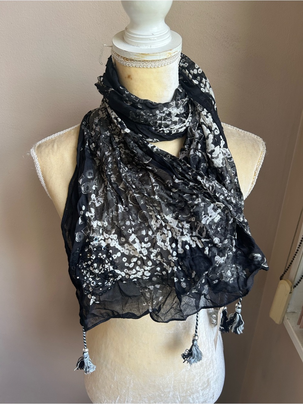 Rue 21 Womens Scarf Black White Print New Beading Sequins Detail 5001-3102